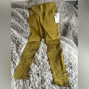 Good American shine seamless print leggings in pickled olive